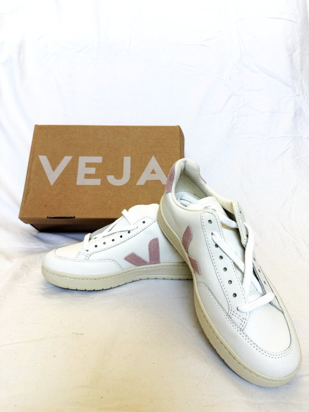 Veja -Popular Leather Sneakers wht/Light Pink Accents (V-12 Leather) NWT Sz 38
